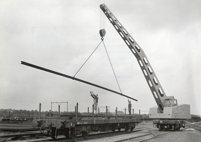 169679 Afbeelding van de kraan van N.S. voor het laden van spoorstaven op het terrein van de Stapelplaats Crailoo.